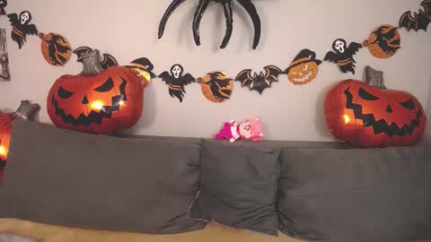 Snapshot of evarey_ chatting on 10.27.25 Adelina online show from 10.27.25