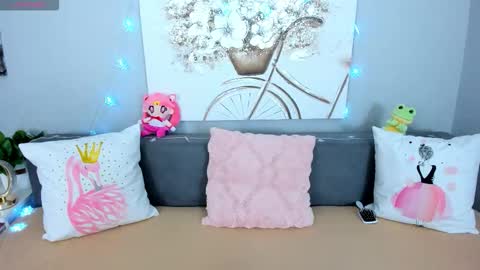 Snapshot of evarey_ chatting on 12.17.25 Adelina online show from 12.17.25