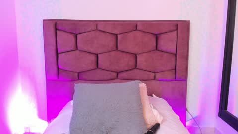 Snapshot of evaritz__ chatting on 12.12.24 EVARITZ online show from 12.12.24