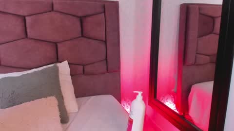 Snapshot of evaritz__ chatting on 12.20.24 EVARITZ online show from 12.20.24