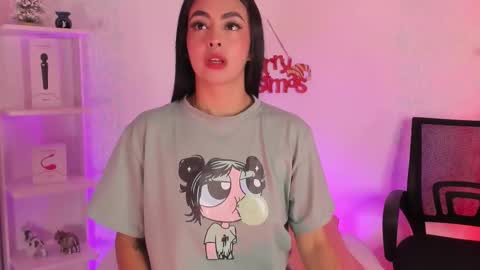 Snapshot of evaritz__ chatting on 11.14.25 EVARITZ online show from 11.14.25