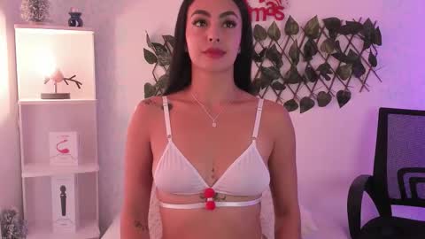 Snapshot of evaritz__ chatting on 12.05.25 EVARITZ online show from 12.05.25