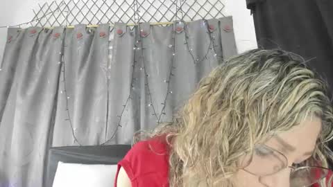 Snapshot of evasaenz21 chatting on 11.18.25 evasaenz online show from 11.18.25