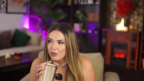 Snapshot of evasunderland chatting on 10.08.25 Eva online show from 10.08.25