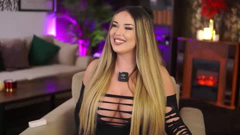 Snapshot of evasunderland chatting on 10.22.25 Eva online show from 10.22.25