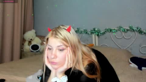 Snapshot of evasunshine18 chatting on 12.14.24 Eva online show from 12.14.24