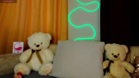 Snapshot of evasunshine18 chatting on 02.11.25 Eva online show from 02.11.25