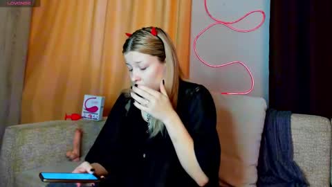 Snapshot of evasunshine18 chatting on 02.13.25 Eva online show from 02.13.25