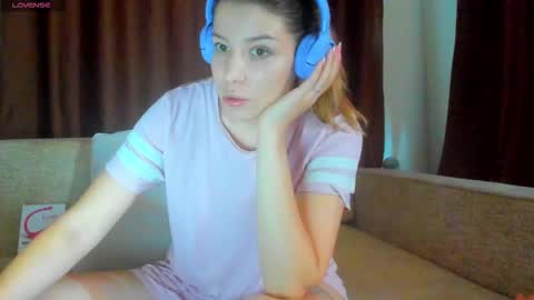 Snapshot of evasunshine18 chatting on 09.29.25 Eva online show from 09.29.25