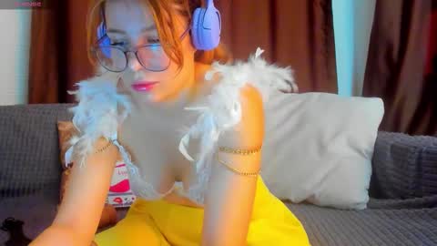 Snapshot of evasunshine18 chatting on 10.01.25 Eva online show from 10.01.25