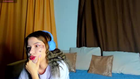 Snapshot of evasunshine18 chatting on 11.01.25 Eva online show from 11.01.25