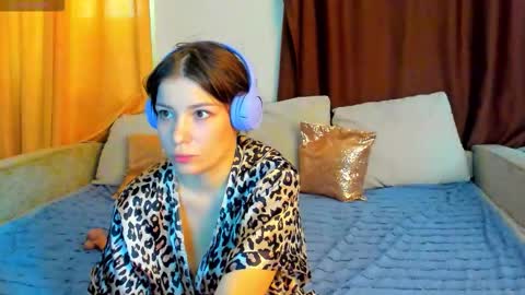 Snapshot of evasunshine18 chatting on 11.26.25 Eva online show from 11.26.25