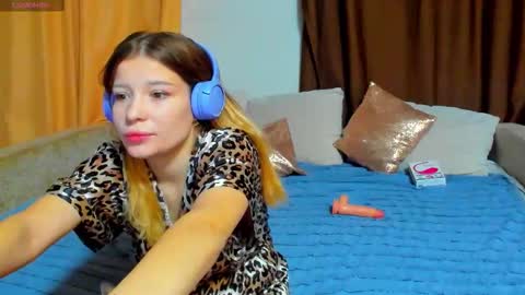 Snapshot of evasunshine18 chatting on 11.27.25 Eva online show from 11.27.25