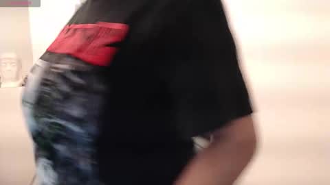 Snapshot of evatwiss chatting on 11.08.25 Eva Twiss online show from 11.08.25