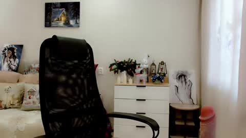 Snapshot of evelove33 chatting on 02.26.25 evelove online show from 02.26.25