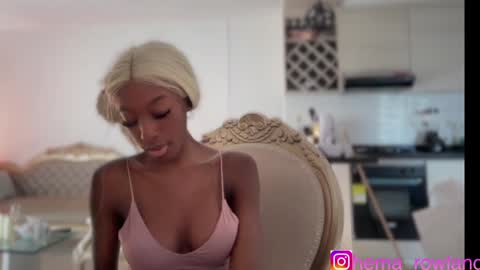 E V E L Y N  online show from 12.03.24