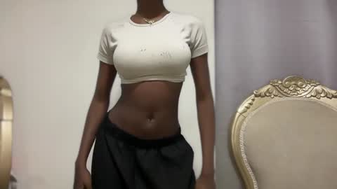 E V E L Y N  online show from 01.23.25