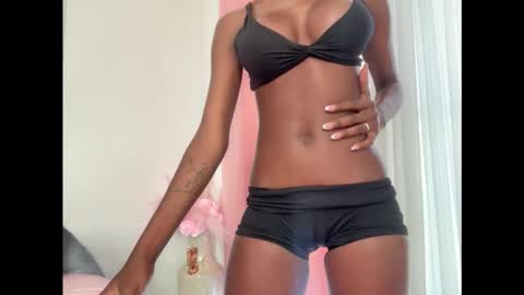 E V E L Y N  online show from 09.09.25