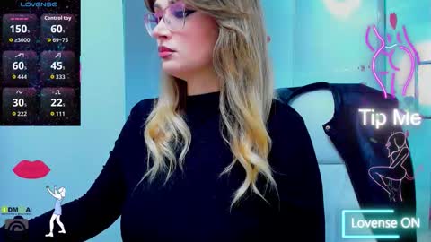 Snapshot of evelyne_rose chatting on 09.19.25 evelyne_rose online show from 09.19.25