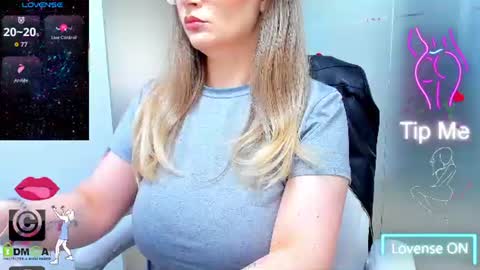 Snapshot of evelyne_rose chatting on 06.15.26 evelyne_rose online show from 06.15.26