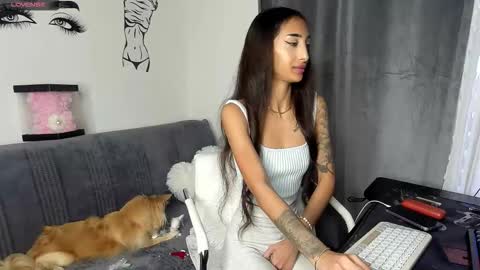 Snapshot of evelynhais chatting on 12.01.25 Evelyn online show from 12.01.25