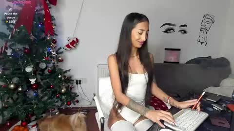 Snapshot of evelynhais chatting on 12.16.25 Evelyn online show from 12.16.25