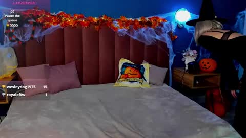 Snapshot of evelynpoole chatting on 10.23.25 Evelyn online show from 10.23.25