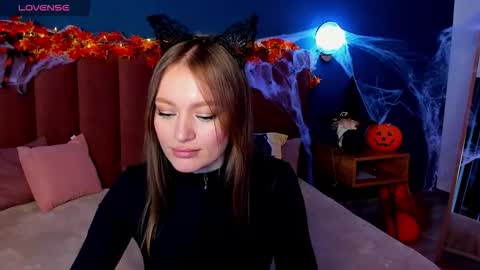 Snapshot of evelynpoole chatting on 10.24.25 Evelyn online show from 10.24.25