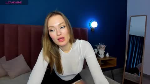 Snapshot of evelynpoole chatting on 11.17.25 Evelyn online show from 11.17.25