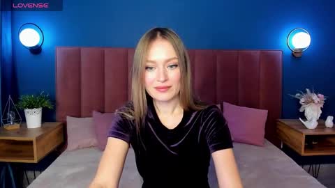 Snapshot of evelynpoole chatting on 11.21.25 Evelyn online show from 11.21.25