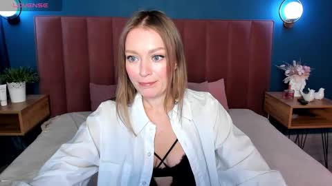 Snapshot of evelynpoole chatting on 11.24.25 Evelyn online show from 11.24.25