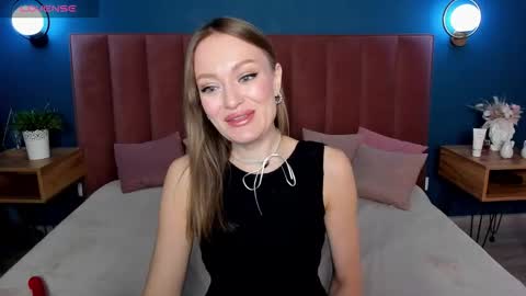 Snapshot of evelynpoole chatting on 11.30.25 Evelyn online show from 11.30.25