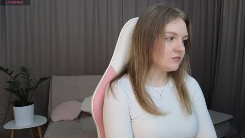 Snapshot of evettavega chatting on 11.10.25 Evetta online show from 11.10.25