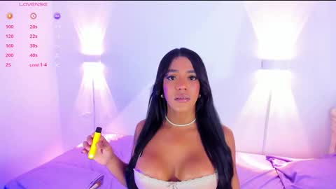 Snapshot of evie_sex chatting on 11.22.25 FENTY online show from 11.22.25