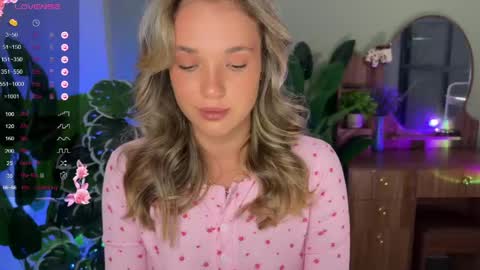 Snapshot of evielina chatting on 05.06.26 evielina online show from 05.06.26