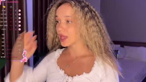 Snapshot of evielina chatting on 05.16.26 evielina online show from 05.16.26