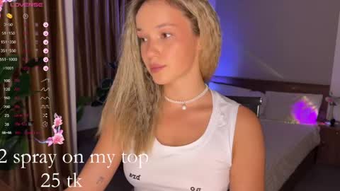 Snapshot of evielina chatting on 05.19.26 evielina online show from 05.19.26