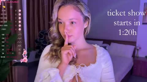 Snapshot of evielina chatting on 05.24.26 evielina online show from 05.24.26