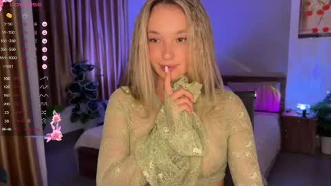 Snapshot of evielina chatting on 05.28.26 evielina online show from 05.28.26