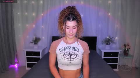 Snapshot of evoletbee chatting on 12.05.25 Evolet online show from 12.05.25