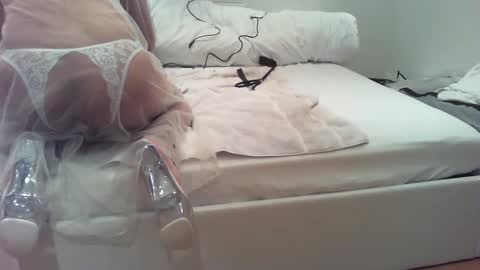 Snapshot of exquisite_elise chatting on 12.19.24 Elise online show from 12.19.24