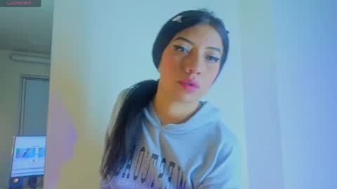 Snapshot of ey_im_simone_ chatting on 05.05.26 online show from 05.05.26