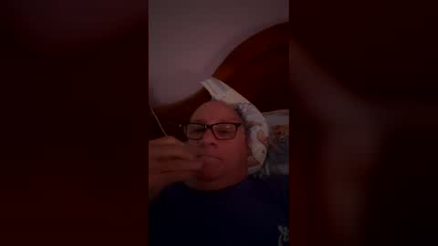 Snapshot of ez2do4u chatting on 12.18.25 ez2do4u online show from 12.18.25