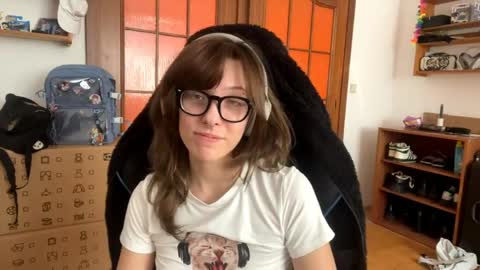 Snapshot of faintpeach chatting on 04.19.26 Loly online show from 04.19.26