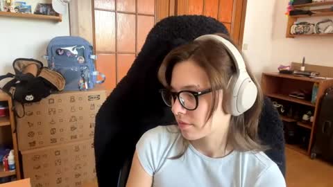 Snapshot of faintpeach chatting on 04.22.26 Loly online show from 04.22.26