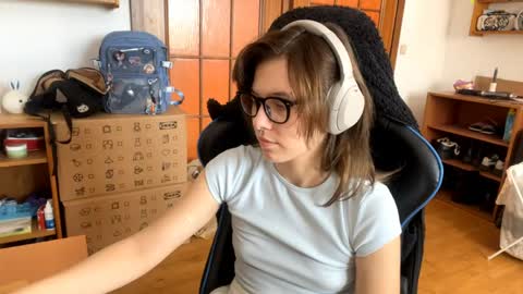 Snapshot of faintpeach chatting on 04.25.26 Loly online show from 04.25.26