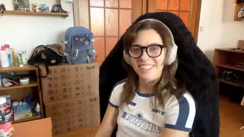 Snapshot of faintpeach chatting on 04.29.26 Loly online show from 04.29.26
