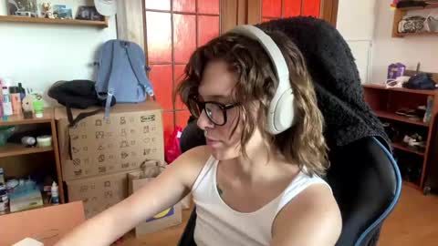 Snapshot of faintpeach chatting on 05.13.26 Loly online show from 05.13.26
