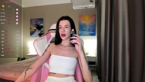 Snapshot of fairy_bloomix chatting on 01.08.25 Bloom  online show from 01.08.25