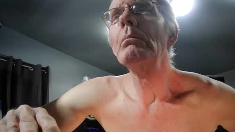 Snapshot of fantasyresort chatting on 12.26.24 fantasyresort online show from 12.26.24